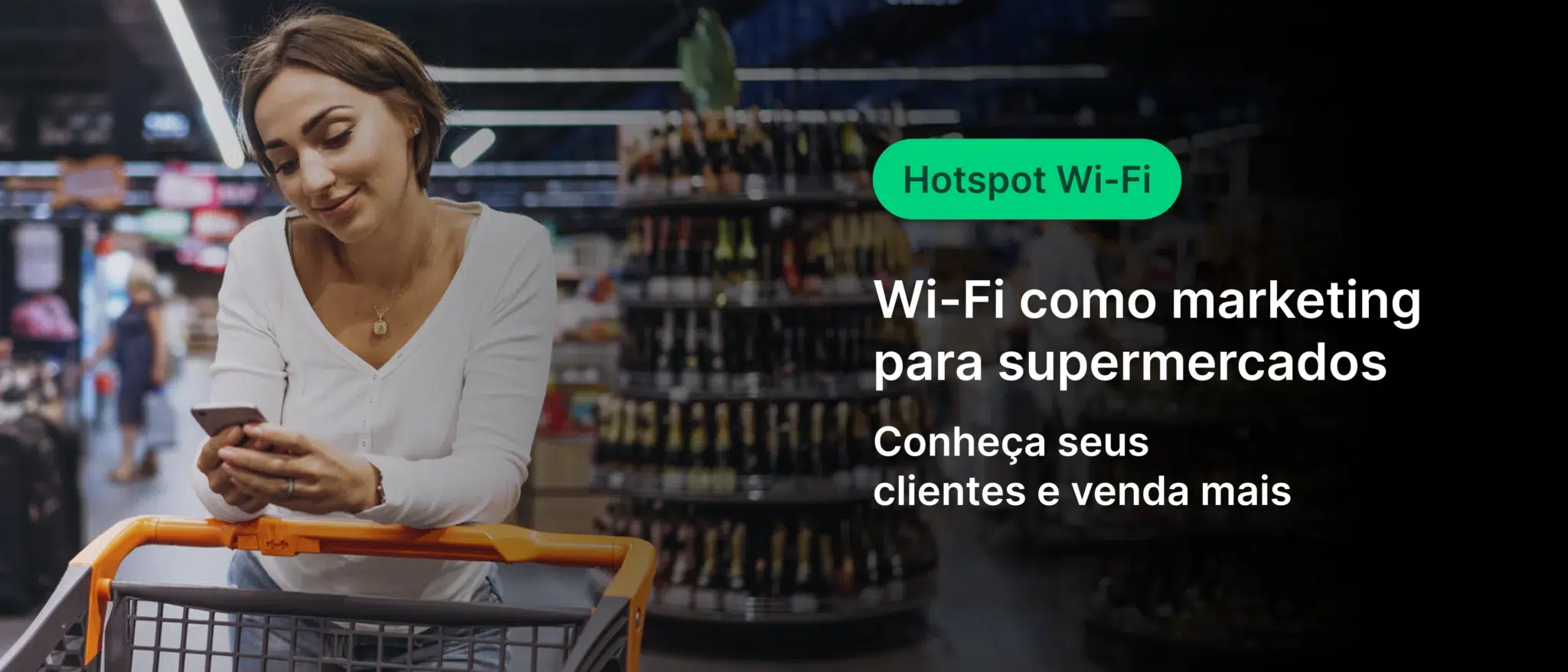 Mulher realizando compras em supermercado usando celular, destacando o uso de Wi-Fi como estratégia de marketing para negócios de supermercados.