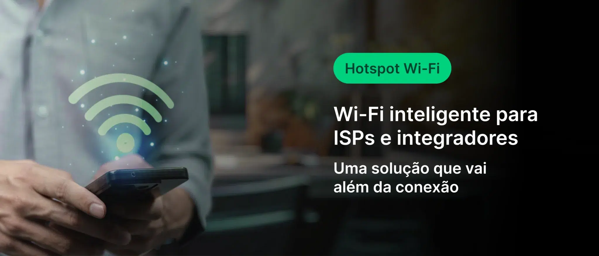 Imagem de uma pessoa segurando um smartphone com ícone de Wi-Fi representando Wi-Fi inteligente para ISPs e integradores, destacando conexão rápida e segura.