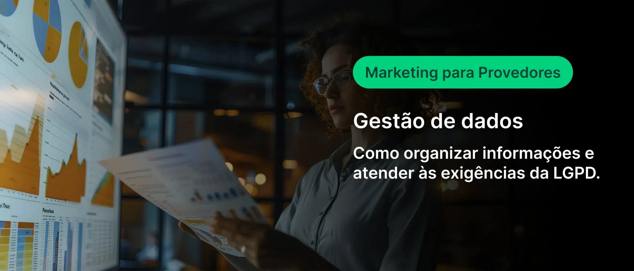 Profissional de marketing analisando dados de gestão de informações em um ambiente corporativo, destacando a importância do marketing para provedores e a organização de dados segundo a LGPD.