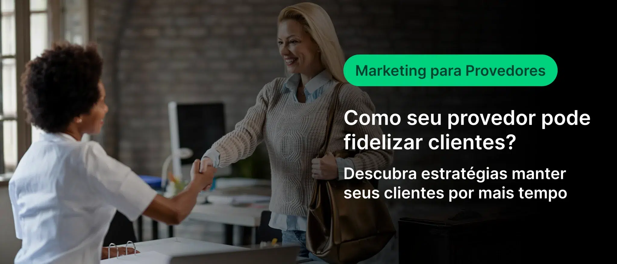 Mulher sorridente entregando um abraço a uma jovem em um ambiente de escritório, promovendo marketing para provedores e estratégias para fidelizar clientes.