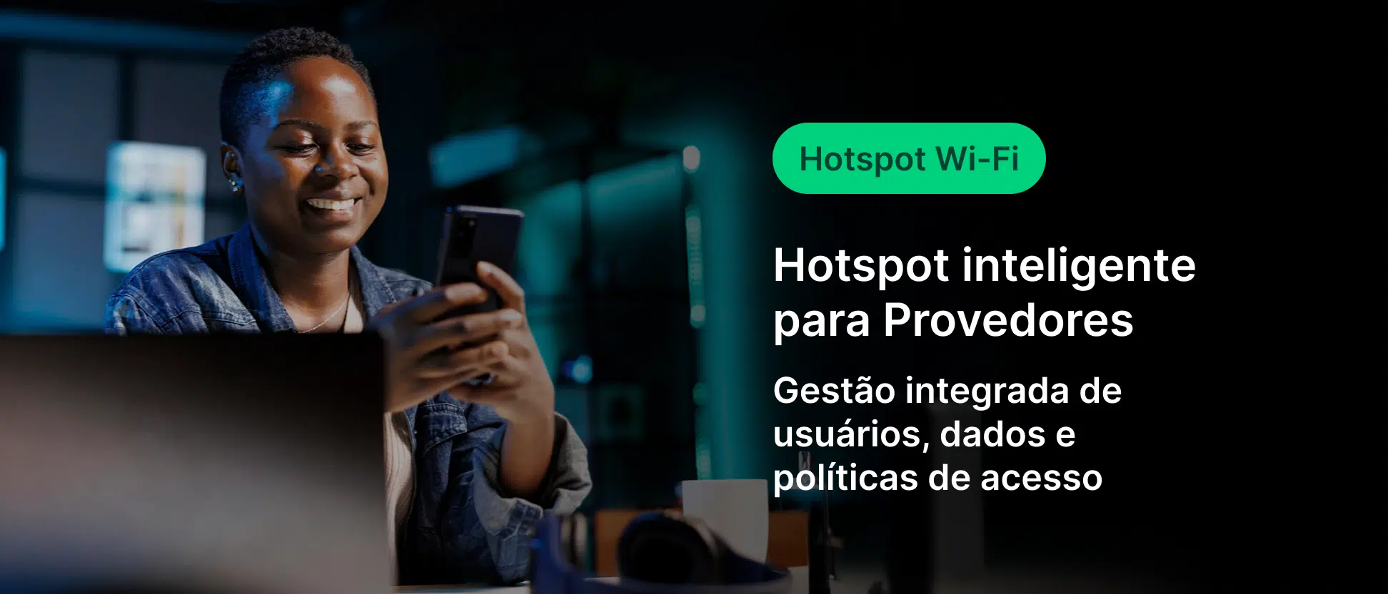 Imagem mostra uma mulher usando smartphone em ambiente de trabalho à noite com publicidade de hotspot Wi-Fi inteligente para provedores de internet.