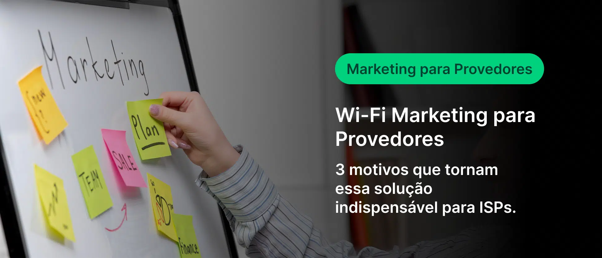 Imagem de uma reunião de negócios focada em marketing para provedores de internet, com uma pessoa colando notas em um quadro branco com tópicos relacionados ao marketing Wi-Fi para ISPs, destacando a importância dessa estratégia para empresas do setor.
