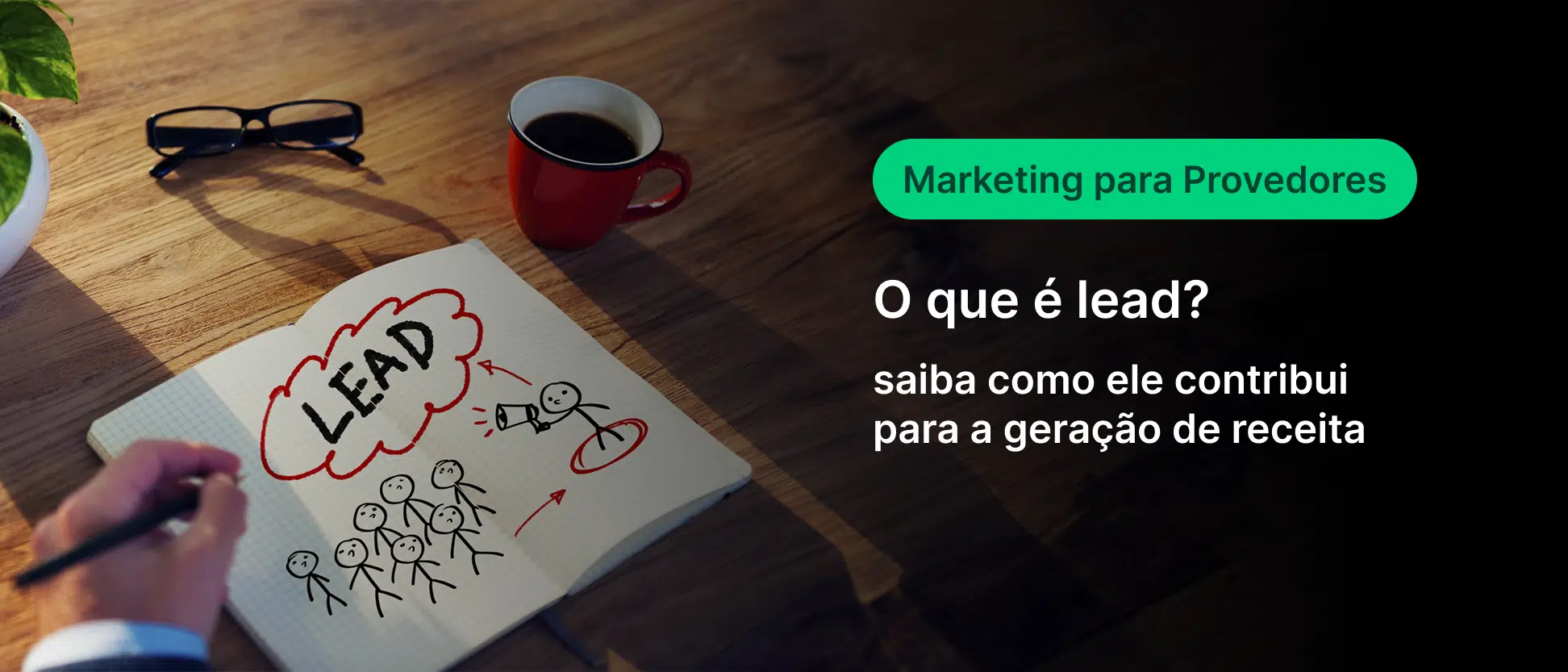 Materiais de marketing para provedores, incluindo uma caneta, um caderno com desenhos e a palavra 'Lead', além de uma xícara de café sobre uma mesa de madeira.