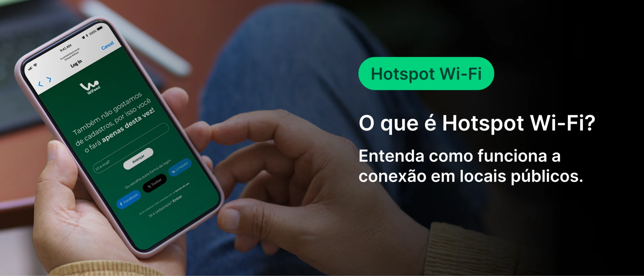 Pessoa utilizando um smartphone para acessar Hotspot Wi-Fi, explicando como funciona a conexão em locais públicos.