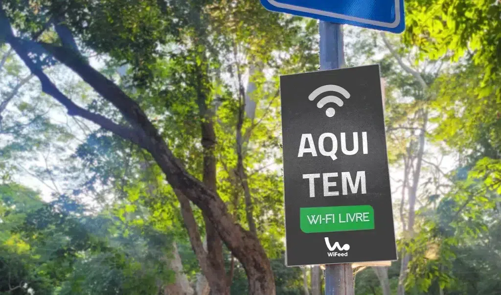 Imagem de uma sinalização de hotspot em uma praça pública