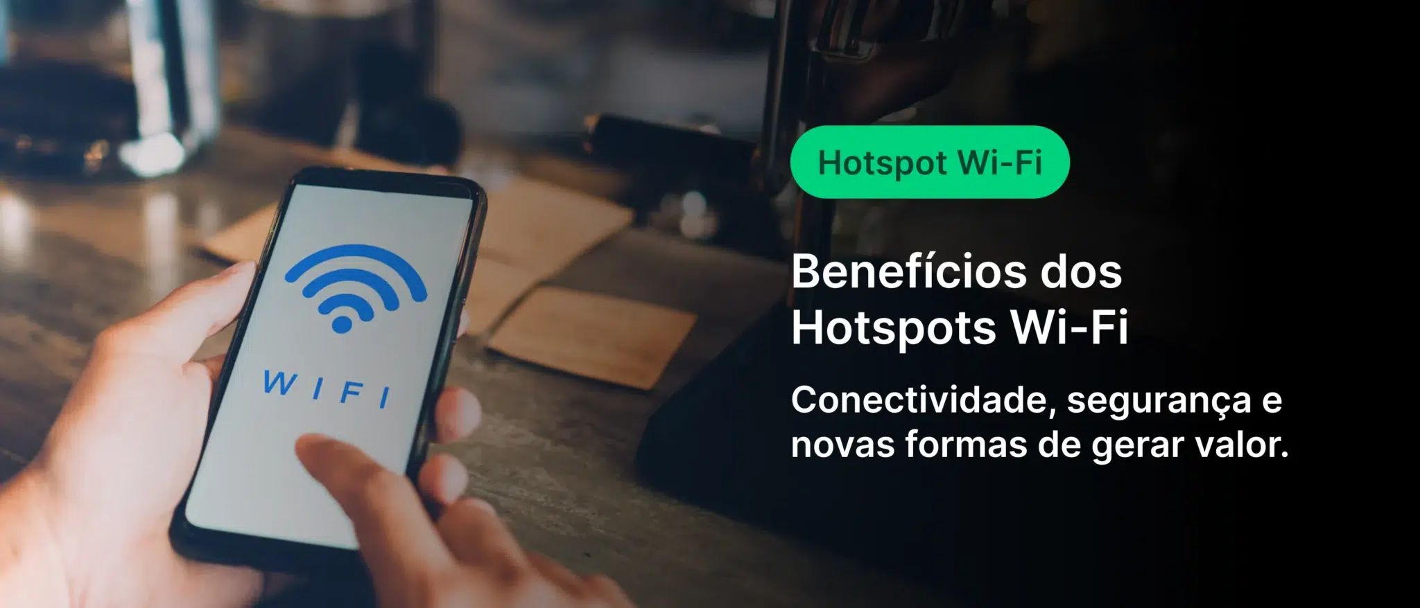 Imagem mostrando uma pessoa segurando um celular com o símbolo de Wi-Fi, simbolizando conectividade e benefícios de hotspots Wi-Fi para geração de valor e segurança.