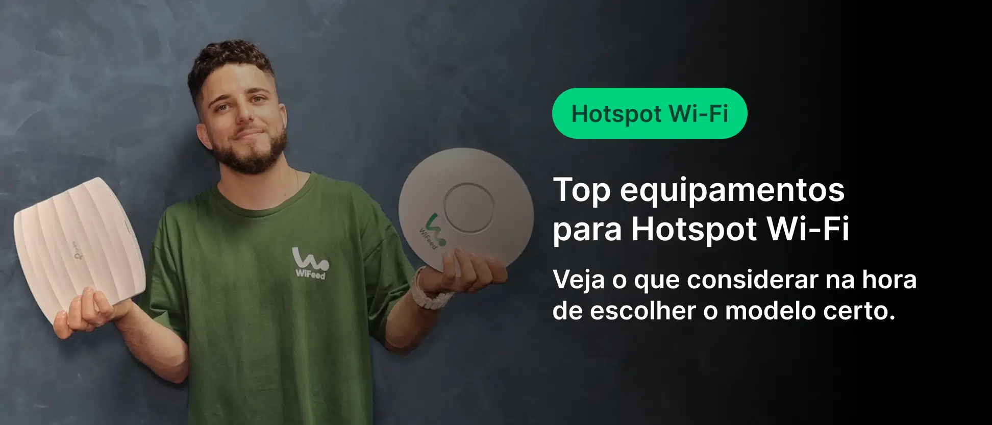 Homem segurando três equipamentos de Hotspot Wi-Fi mostrando opções para melhores modelos. Ideal para quem busca informações sobre aparelhos para conectar à internet de forma eficiente.