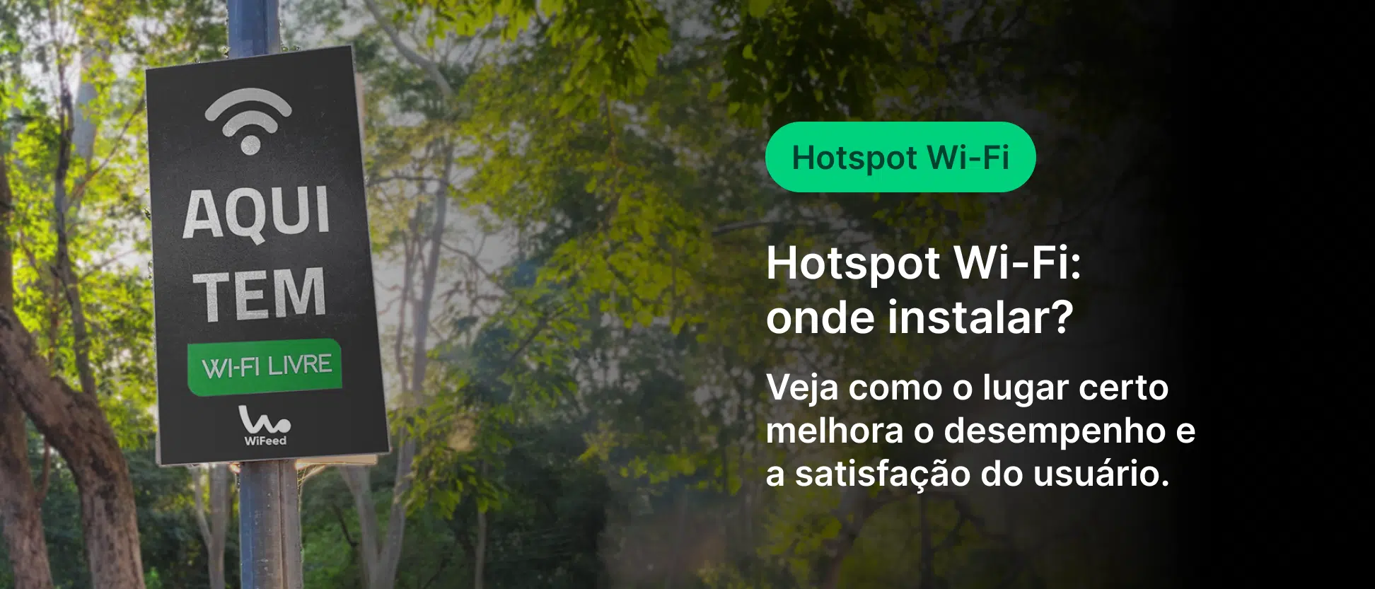 Placa de sinalização indicando pontos de acesso Wi-Fi livres em uma área arborizada, promovendo melhor desempenho de conexão e satisfação do usuário.