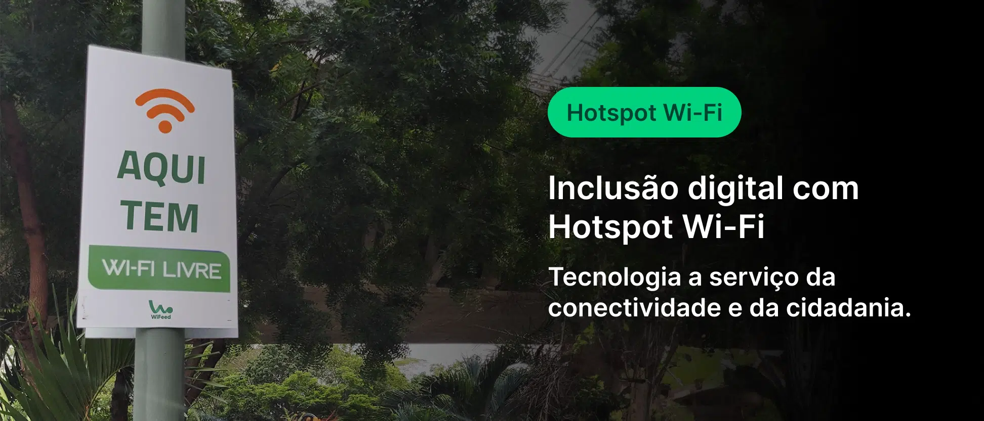 Sinalização de Wi-Fi gratuito em área pública destacando a inclusão digital com Hotspot Wi-Fi para conexão à internet de forma fácil e acessível.
