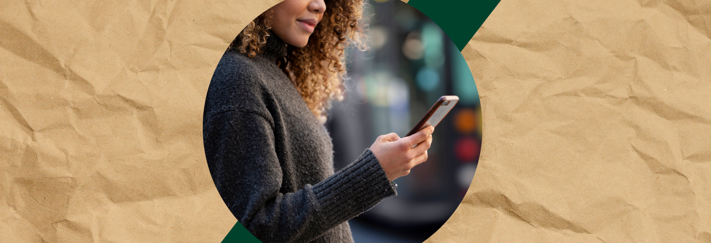 mulher olhando campanhas de Wi-Fi Marketing