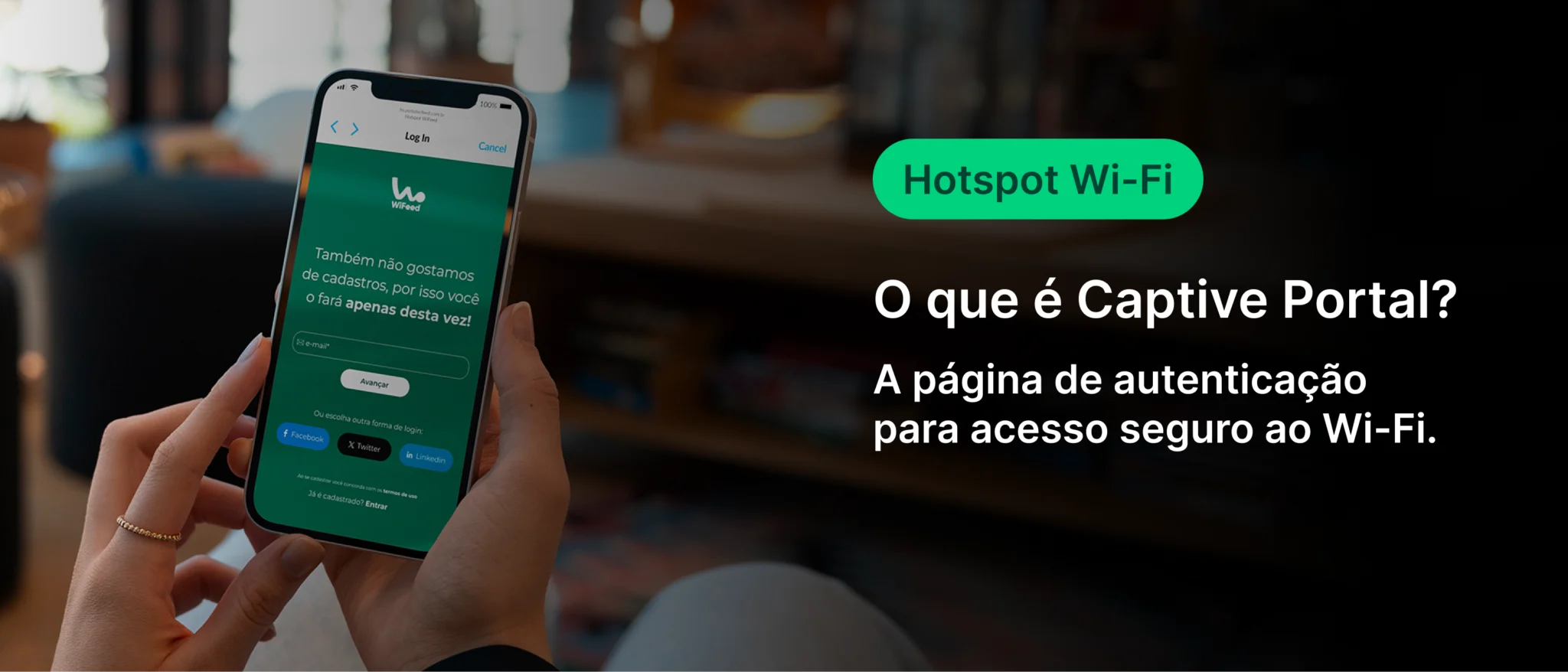 Pessoa usando smartphone para acessar o portal captive portal no ambiente interno, evidenciando segurança na conexão Wi-Fi via portal de captura.