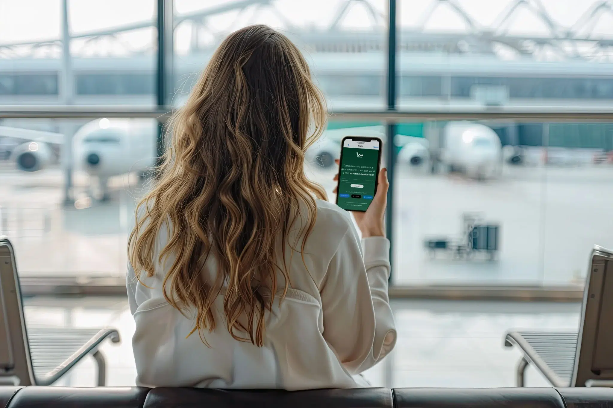 Usuário acessando hotspot Wi-Fi no aeroporto