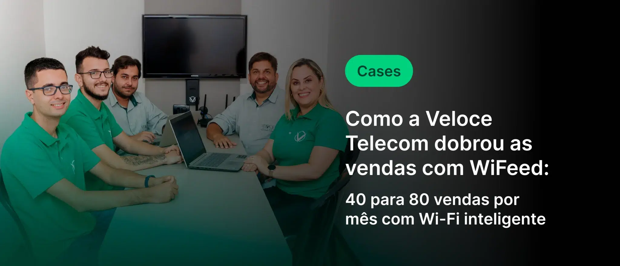 Equipe de profissionais da Veloce Telecom e vendas de uma empresa de telecomunicações comemorando crescimento nas vendas com WiFeed e Wi-Fi inteligente.