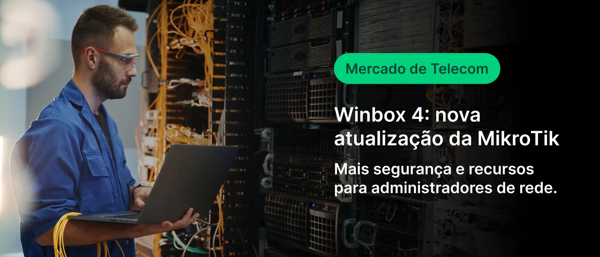 Técnico de TI verificando servidores e equipamentos de rede em data center para melhorar o desempenho e segurança da infraestrutura de telecom e atualização para versão winbox 4