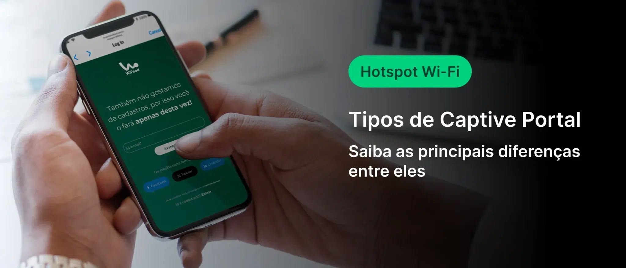 Pessoa segurando um smartphone exibindo uma tela de portal de Wi-Fi hotspot, enquanto lê informações sobre tipos de portal captivo em um ambiente de trabalho, com foco em tecnologia de conexão Wi-Fi e segurança de rede.