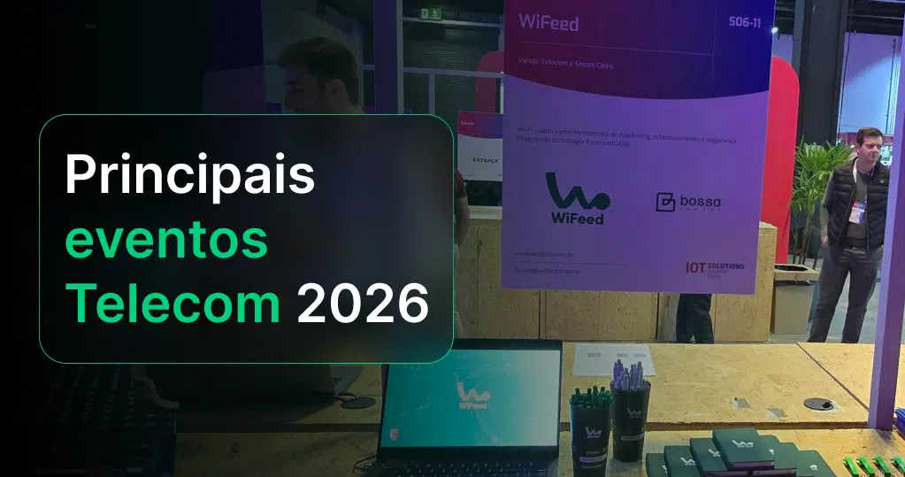 Imagem de um evento de telecomunicações na MWC25, com público assistindo a apresentações na grande tela do palco que exibe informações sobre eventos do setor de telecomunicações.