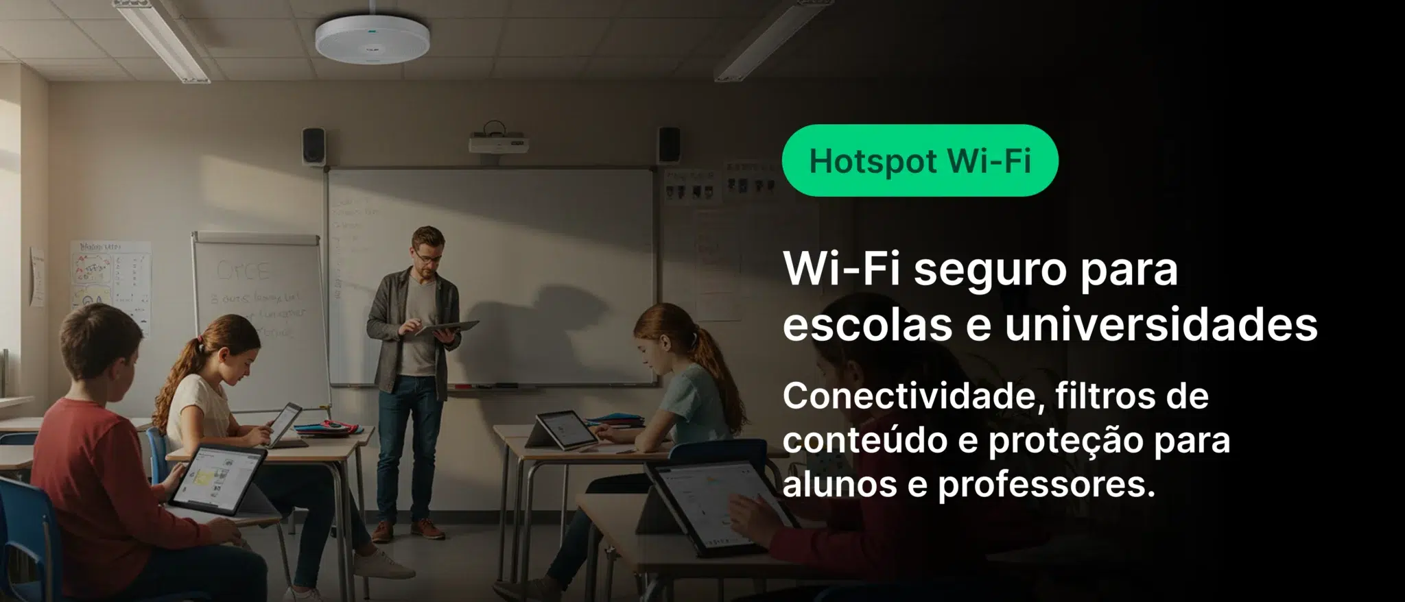 Imagem de jovens estudantes em sala de aula usando dispositivos digitais enquanto professor apresenta conteúdo. Destaque para o texto sobre Wi-Fi seguro para escolas e universidades, com foco em conectividade, filtros de conteúdo e proteção para alunos e professores.
