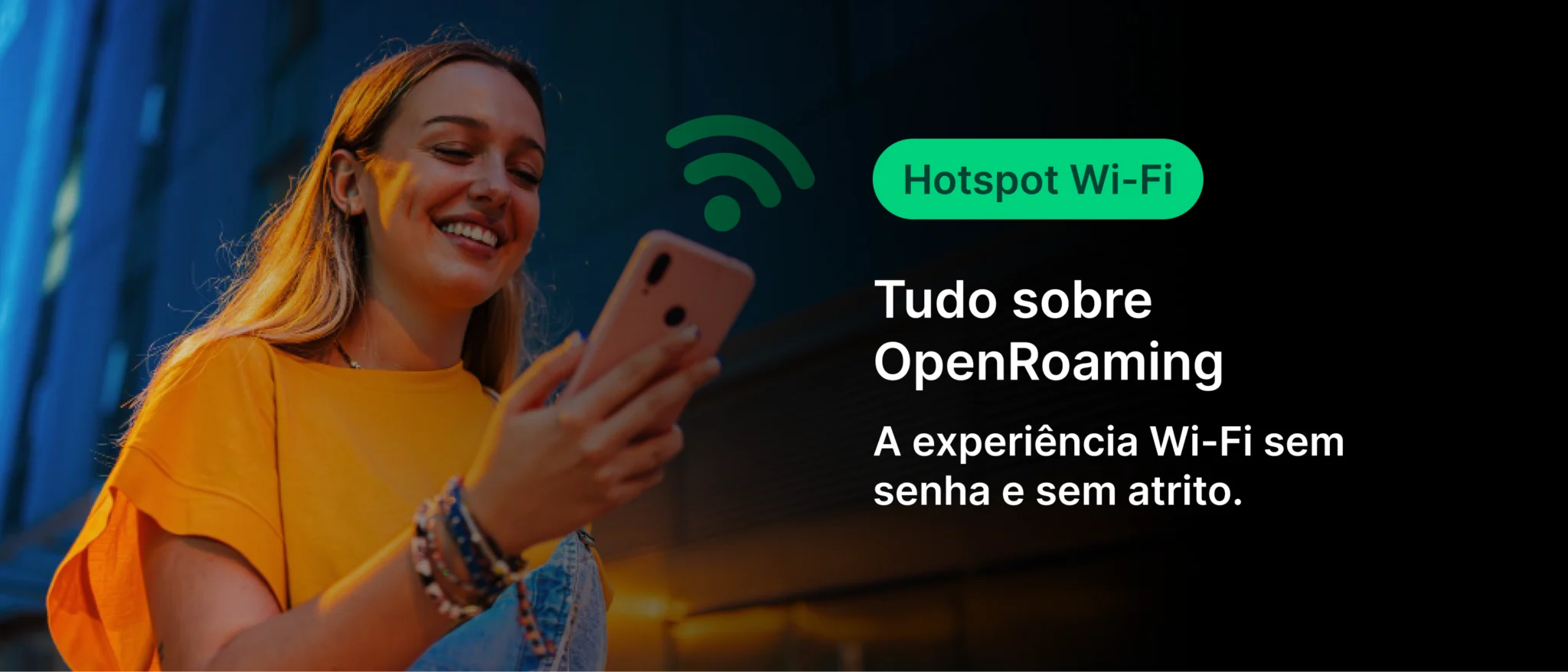 Mulher usando celular ao ar livre com sinal Wi-Fi, explicando tudo sobre OpenRoaming para uma conexão Wi-Fi sem senha e sem atrito.