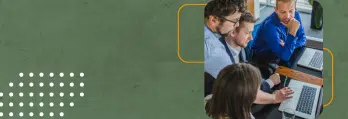 Homens e mulheres de diferentes idades participando de uma reunião de trabalho com laptops, discutindo estratégias empresariais em ambiente de escritório