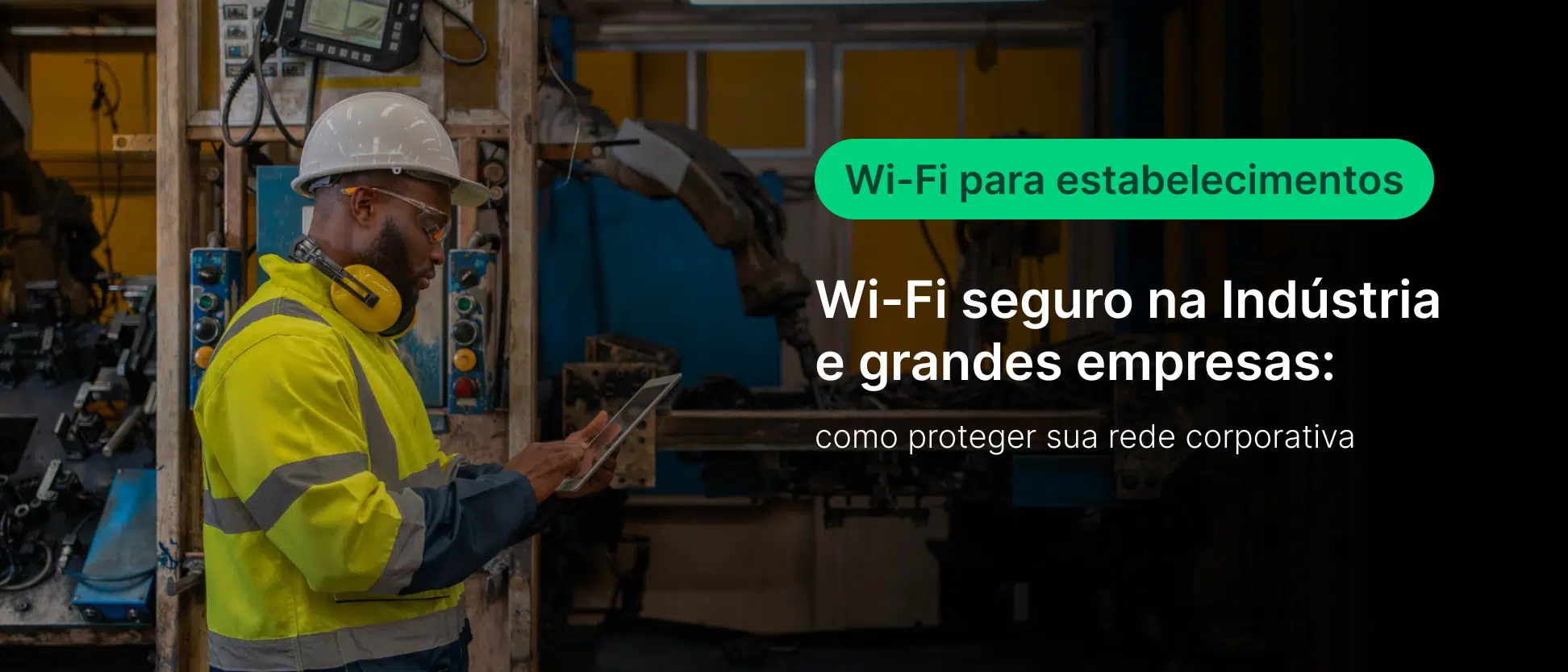Profissional de indústria verificando conexão Wi-Fi segura na indústria, destacando a importância de redes confiáveis para grandes empresas.