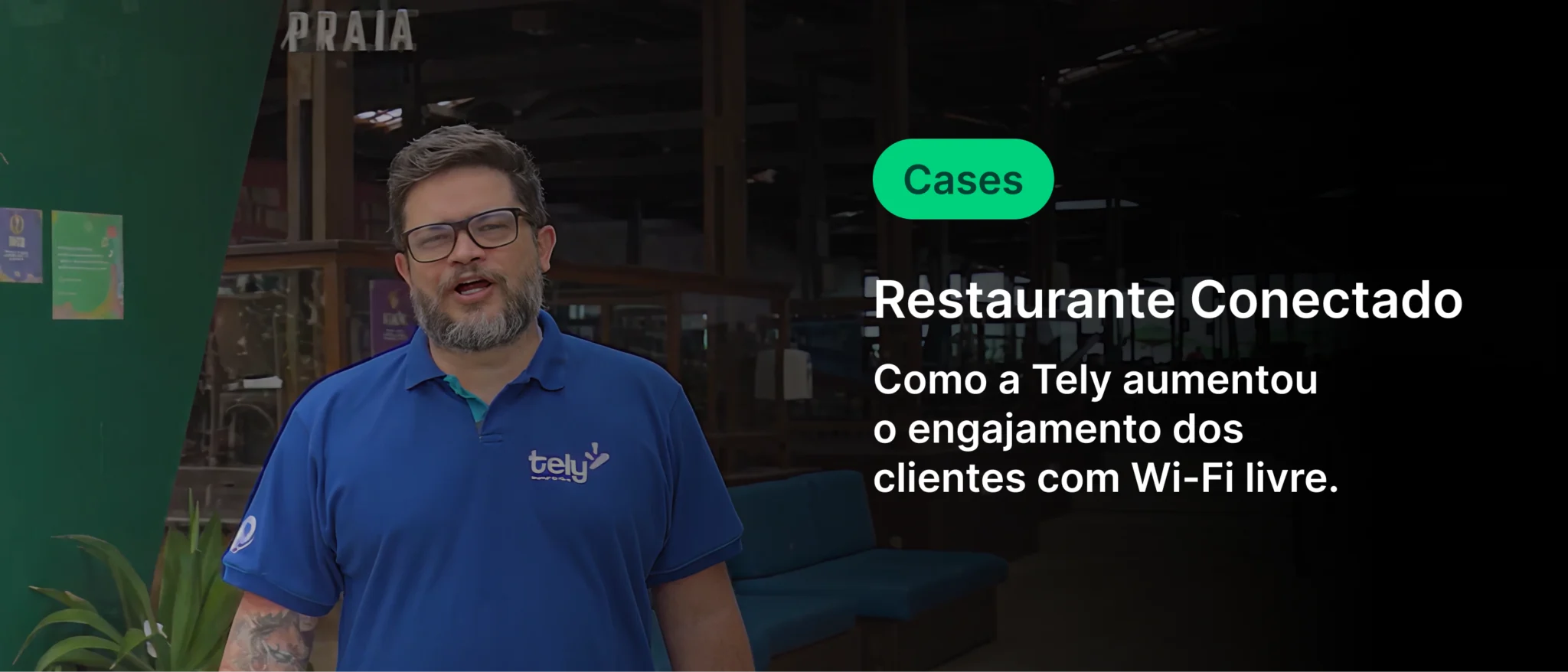 Homem falando em frente ao restaurante Conectado, que explica como a Tely aumentou o engajamento dos clientes com Wi-Fi gratuito.