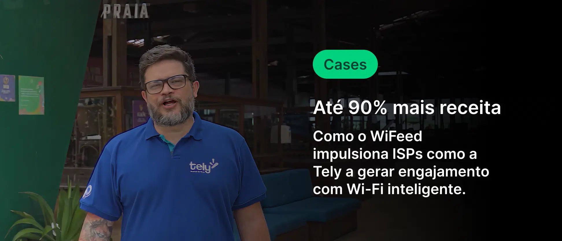 Homem falando em frente ao restaurante Conectado e explica como a Tely aumentou o engajamento dos clientes com Wi-Fi gratuito.