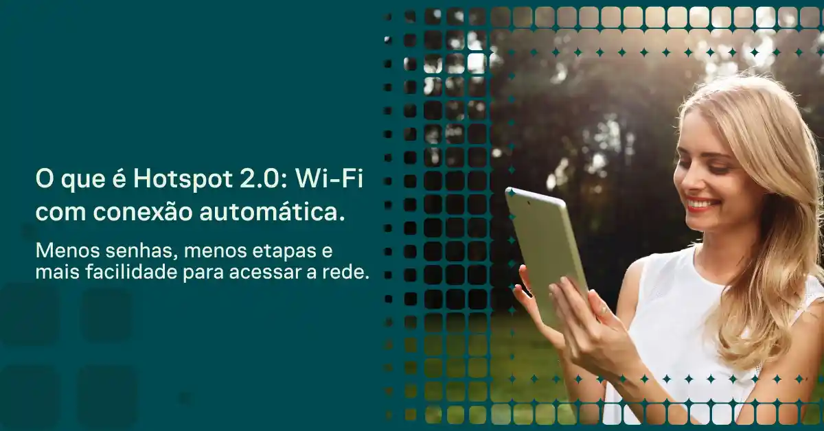 Mulher sorridente com cabelo loiro usando um tablet enquanto aparecem elementos gráficos e texto promocional sobre Hotspot 2.0 Wi-Fi com conexão automática e menos senhas para acessar a rede.