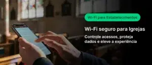 Imagem de pessoa usando celular em uma igreja, promovendo Wi-Fi seguro para igrejas, com controle de acesso, proteção de dados e experiência aprimorada.