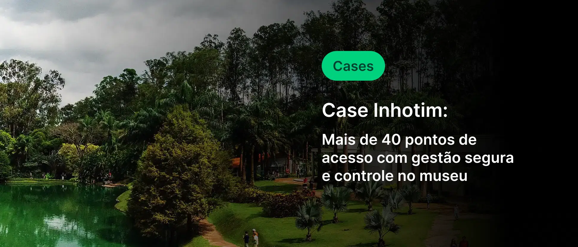 Imagem de uma área verde com árvores e um lago, com texto informativo sobre casos e controle em museu, destacando a importância da gestão de acesso seguro no museu Inhotim.