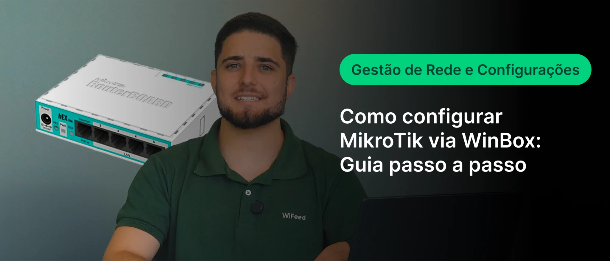 Tutorial de configuração MikroTik via WinBox em vídeo explicativo com instrutor e aparelho de rede ao fundo.