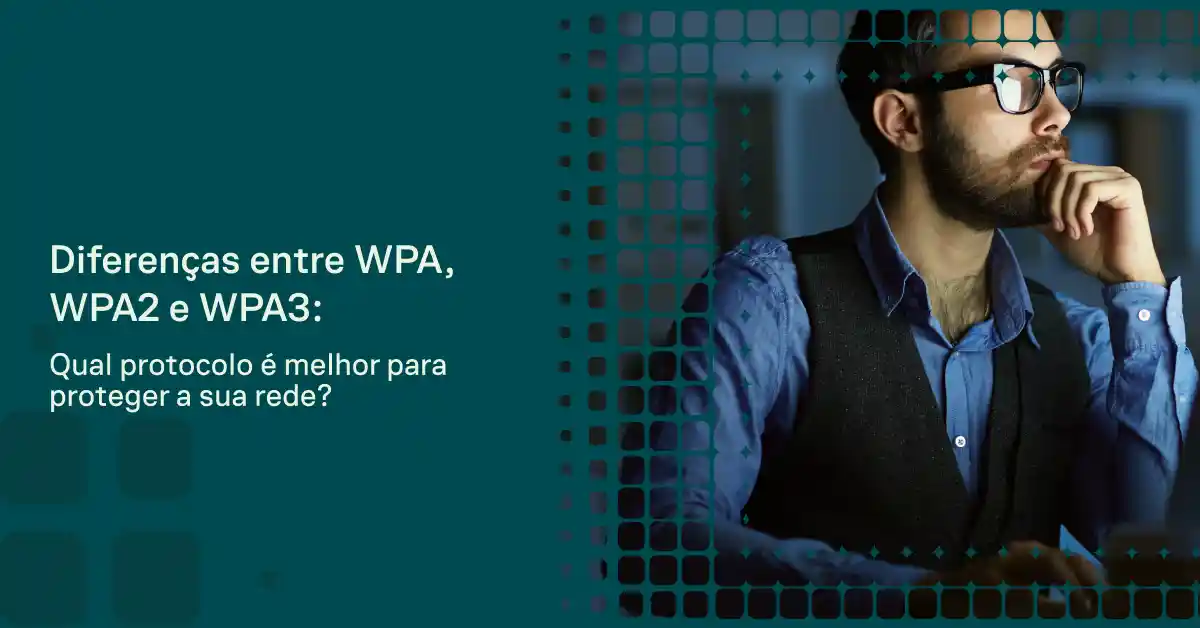 Homem usando óculos de armação preta em cenário corporativo, enquanto aparece no lado esquerdo o texto “Diferenças entre WPA, WPA2 e WPA3” e a pergunta “Qual protocolo é melhor para proteger a sua rede?”.