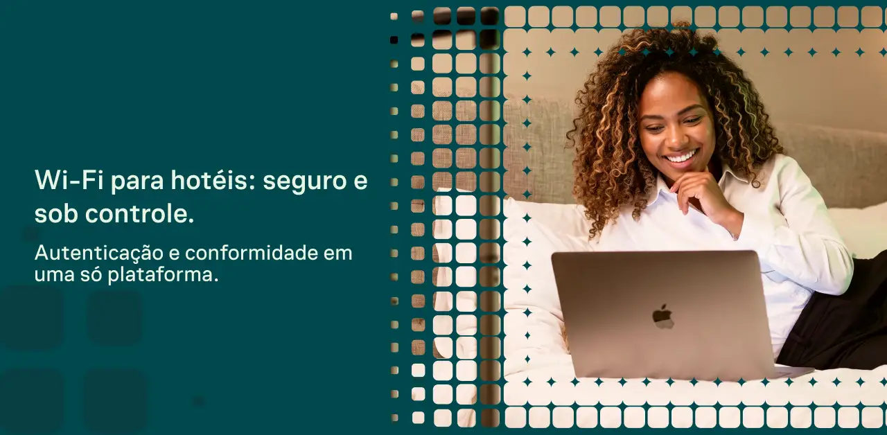 Wi-Fi para hotéis: mulher sorridente usando notebook em quarto, com texto promocional sobre conexão segura, estável e sob controle, autenticação e conformidade em uma só plataforma.