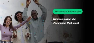 Celebrando o aniversário do Parceiro WiFeed com tecnologia e inovação, grupo de amigos feliz e comemorando juntos com confetes.