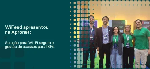 Equipe de pessoas em pé em um estande durante evento, com crachás e medalhas, ao lado de um banner de WiFeed e texto “WiFeed apresentou na Apronet” em fundo verde e azul.