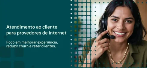 Atendimento ao cliente para provedores de internet: mulher sorridente em home office usando headset e microfone, com mensagem sobre melhorar a experiência e reduzir churn.