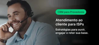 Homem sorrindo usando fone de ouvido com microfone, sendo um suporte de atendimento ao cliente para ISPs, com foco em estratégias de ouvir, engajar e reter clientes.