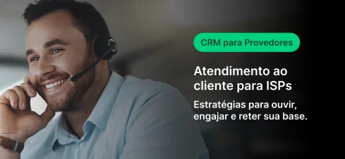 Homem sorrindo usando fone de ouvido com microfone, sendo um suporte de atendimento ao cliente para ISPs, com foco em estratégias de ouvir, engajar e reter clientes.