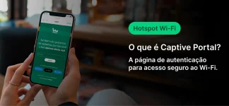 Pessoa usando smartphone para acessar o portal captive portal no ambiente interno, evidenciando segurança na conexão Wi-Fi via portal de captura.