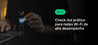 Check-list prático para redes Wi-Fi de alto desempenho, com uma pessoa marcando uma opção em uma lista de tarefas, ideal para otimizar conexões Wi-Fi domésticas e empresariais.