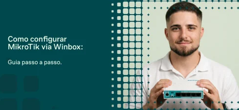 Imagem promocional com o texto “Como configurar MikroTik via Winbox: Guia passo a passo”, mostrando um homem segurando um dispositivo de rede diante de um fundo com interface gráfica. Ideal para tutorial de configuração.