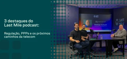 Imagem de capa de podcast com dois apresentadores sentados em estúdio durante gravação, mesa com microfones e tela ao fundo com o tema “Last Mile”. Texto: “3 destaques do Last Mile podcast: Regulação, PPPs e os próximos caminhos da telecom”.