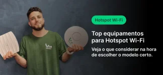 Homem segurando três equipamentos de Hotspot Wi-Fi mostrando opções para melhores modelos. Ideal para quem busca informações sobre aparelhos para conectar à internet de forma eficiente.