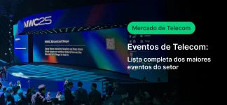Imagem de um evento de telecomunicações na MWC25, com público assistindo a apresentações na grande tela do palco que exibe informações sobre eventos do setor de telecomunicações.