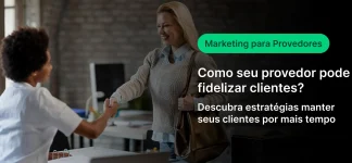 Mulher sorridente entregando um abraço a uma jovem em um ambiente de escritório, promovendo marketing para provedores e estratégias para fidelizar clientes.