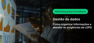 Profissional de marketing analisando dados de gestão de informações em um ambiente corporativo, destacando a importância do marketing para provedores e a organização de dados segundo a LGPD.