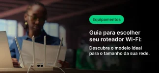 Pessoa em ambiente interno usando um notebook enquanto observa um roteador Wi‑Fi com antenas, com texto de guia para escolher o roteador ideal para o tamanho da rede. Ícone de seção “Equipamentos”.