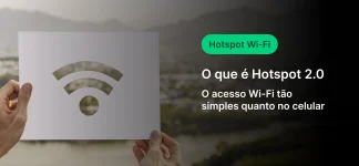 Imagem explicativa sobre Hotspot 2.0 indicando que o acesso Wi-Fi é tão simples quanto no celular, com uma pessoa segurando um cartaz com símbolo de Wi-Fi. Cenário ao ar livre com fundo de montanhas ao entardecer.