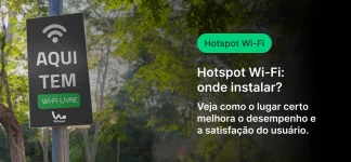 Placa de sinalização indicando pontos de acesso Wi-Fi livres em uma área arborizada, promovendo melhor desempenho de conexão e satisfação do usuário.