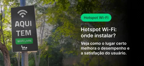 Placa de sinalização indicando pontos de acesso Wi-Fi livres em uma área arborizada, promovendo melhor desempenho de conexão e satisfação do usuário.