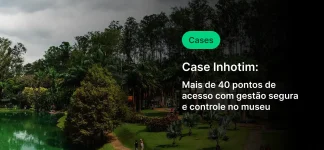 Imagem de uma área verde com árvores e um lago, com texto informativo sobre casos e controle em museu, destacando a importância da gestão de acesso seguro no museu Inhotim.